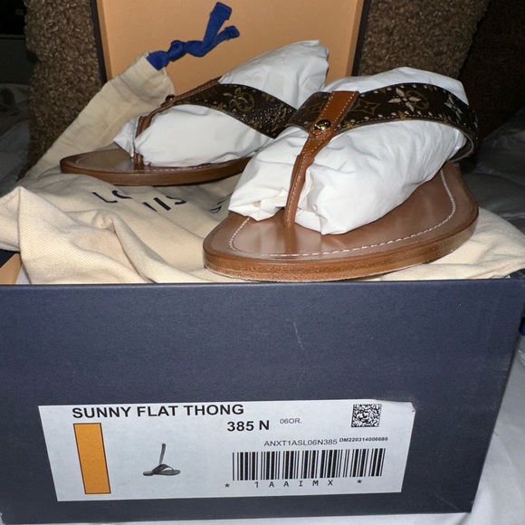 100% Louis Vuitton Thong Sandals✨ - Picture 6 of 13